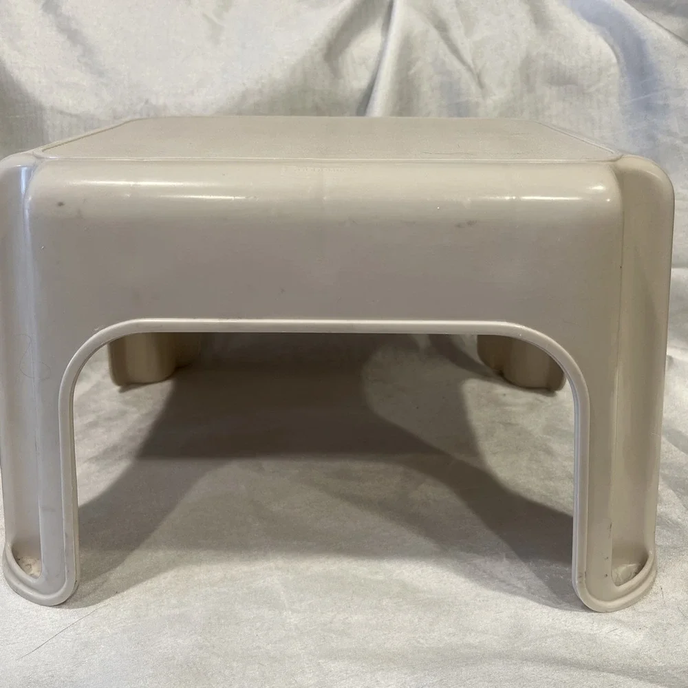Vtg Large Beige Rubbermaid Step Stool 4200 Heavy Duty Plastic GUC 300# Capacity